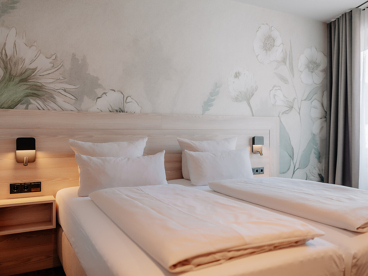 Standard Doppelzimmer im Parkhotel Papenburg Standard Doppelzimmer im Parkhotel Papenburg mit Doppelbett und heller Einrichtung.