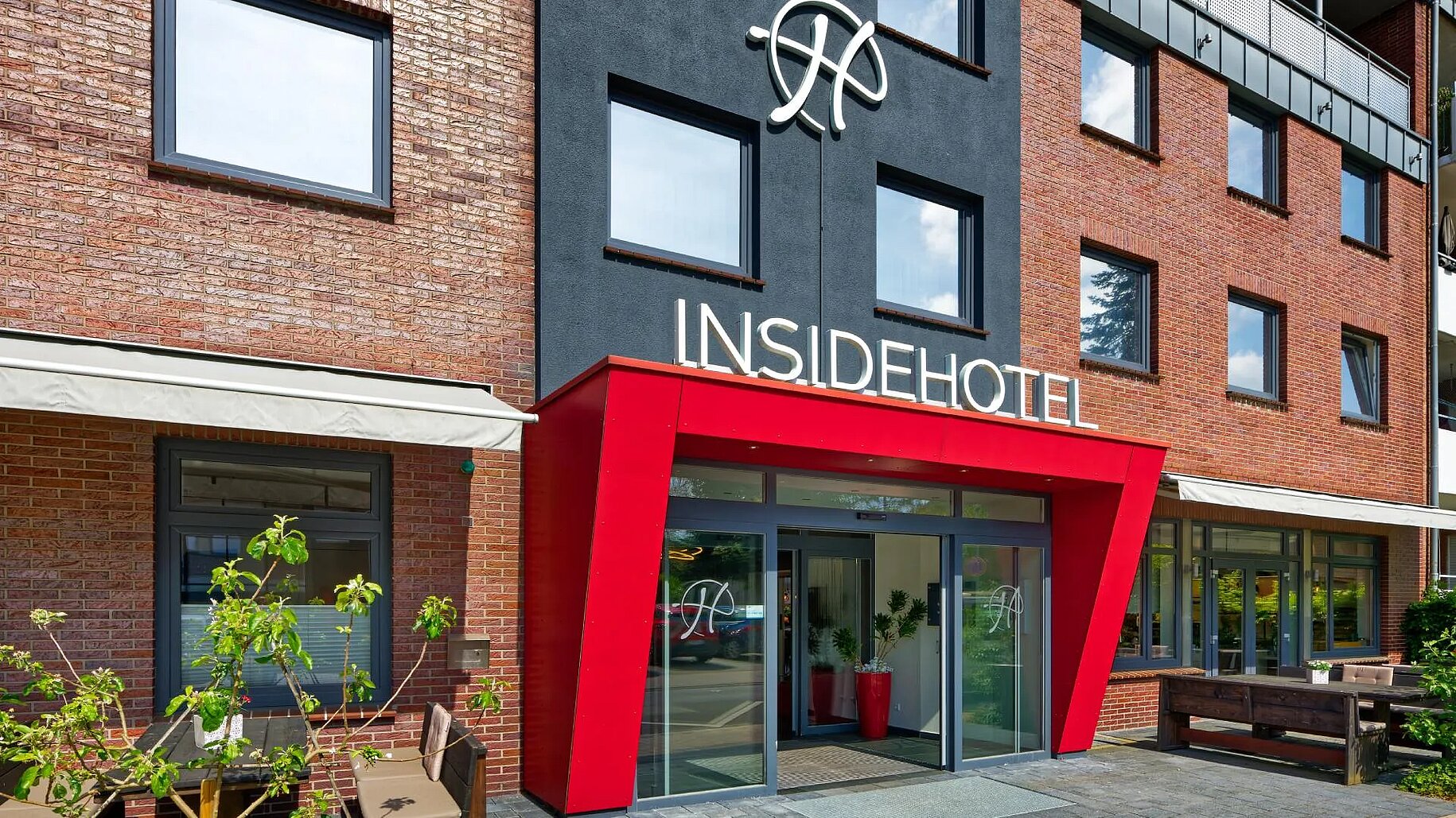 Außenansicht des INSIDE Hotels mit Eingangsbereich Außenansicht des INSIDE Hotel Nordhorn mit Eingangsbereich