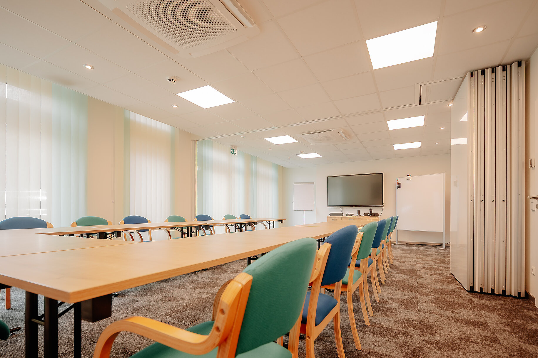 Moderner Tagungsraum im INSIDE Hotel Nordhorn Tagungsraum mit Konferenztisch im INSIDE Hotel Nordhorn