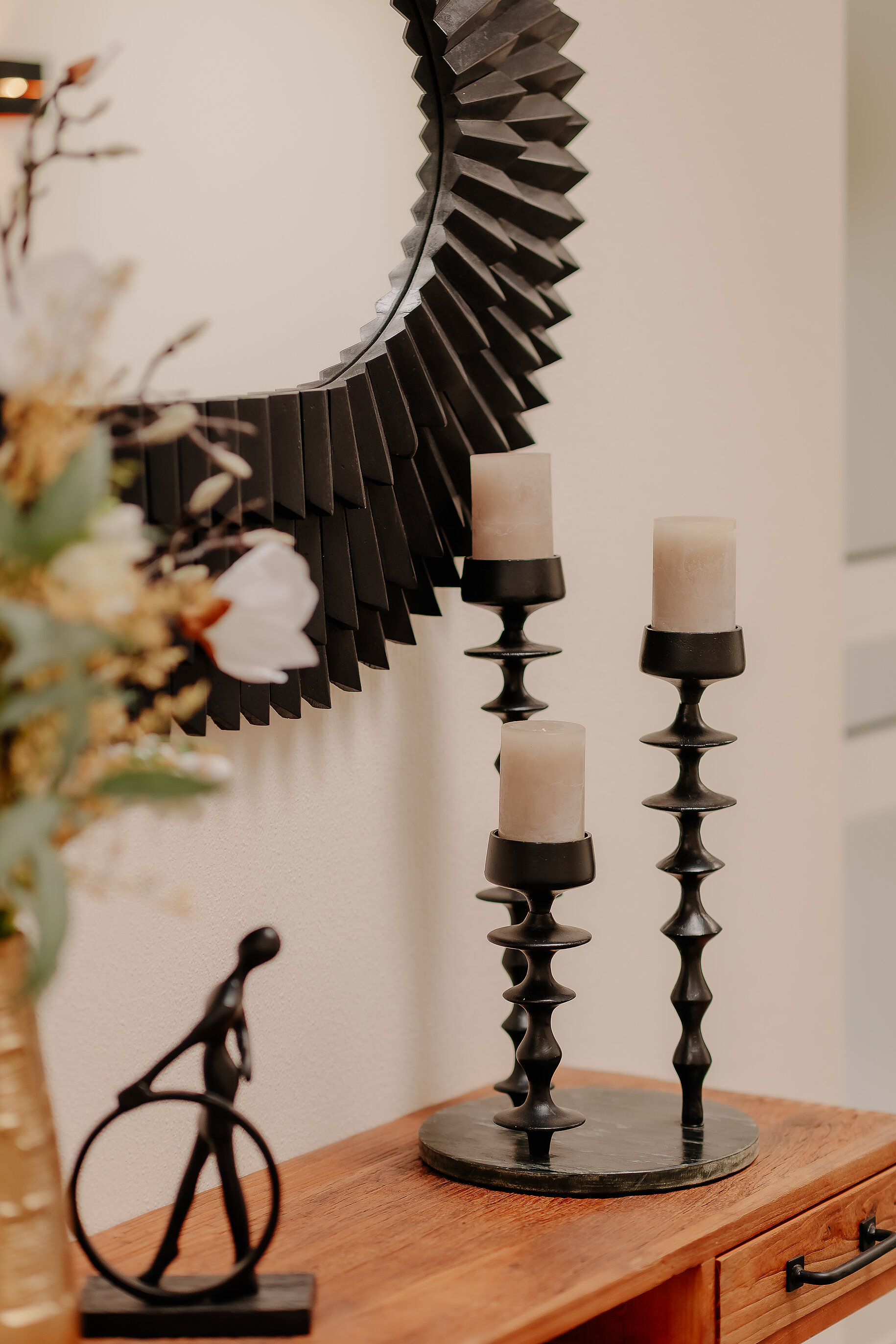 Dekorative Details im Parkhotel Lingen Dekorative Kerzenständer und schwarze Wandgestaltung im Parkhotel Lingen