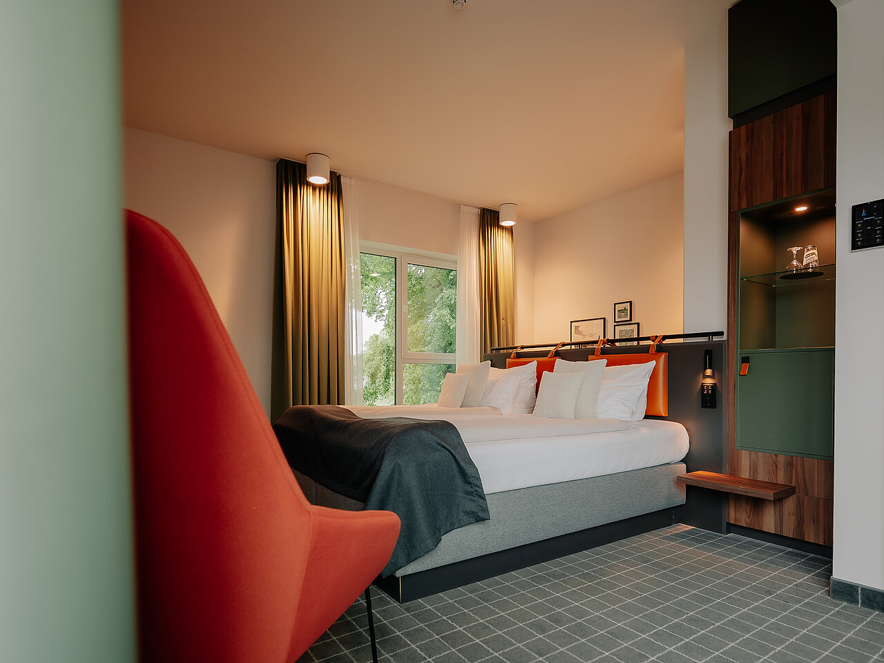Doppelzimmer Deluxe mit Flussblick im VIA PLAZA Hotel Meppen Großzügiges Doppelzimmer mit eleganter Einrichtung und Flussblick