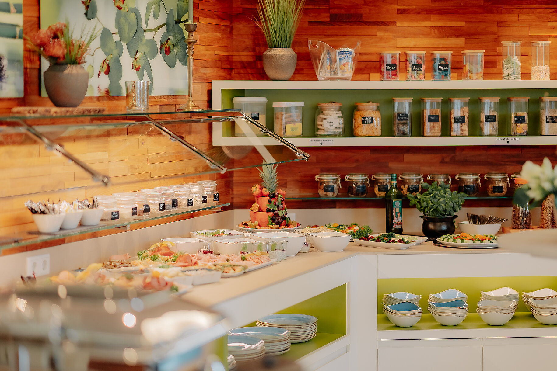 Frühstücksbuffet im CASCADA Hotel Rheine Reichhaltiges Frühstücksbuffet mit Aufschnitt, Joghurt, Müsli und frischem Obst im CASCADA Hotel Rheine