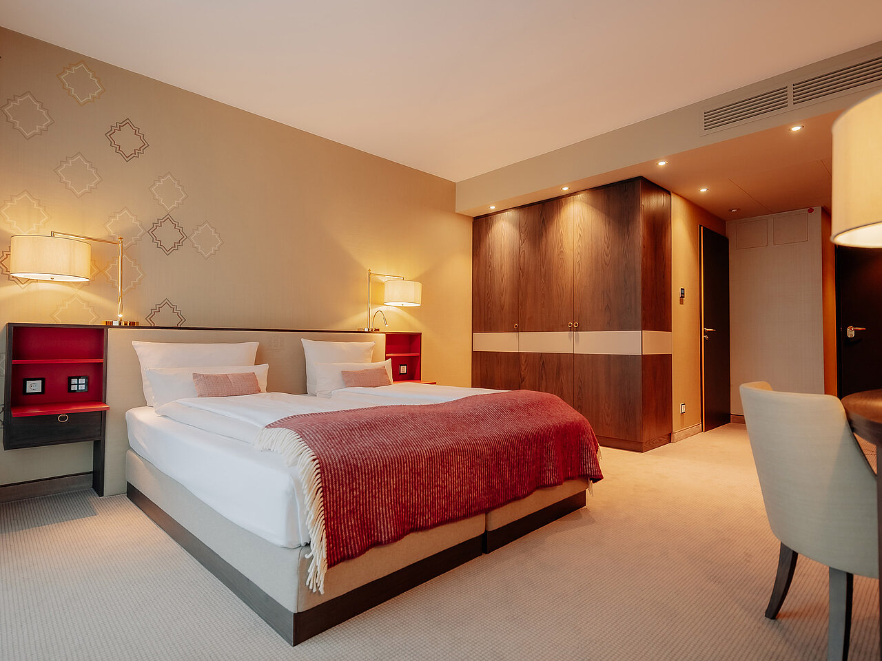 LOOKEN INN – Doppelzimmer Superior Superior Doppelzimmer im LOOKEN INN mit eleganter Einrichtung und Sitzbereich