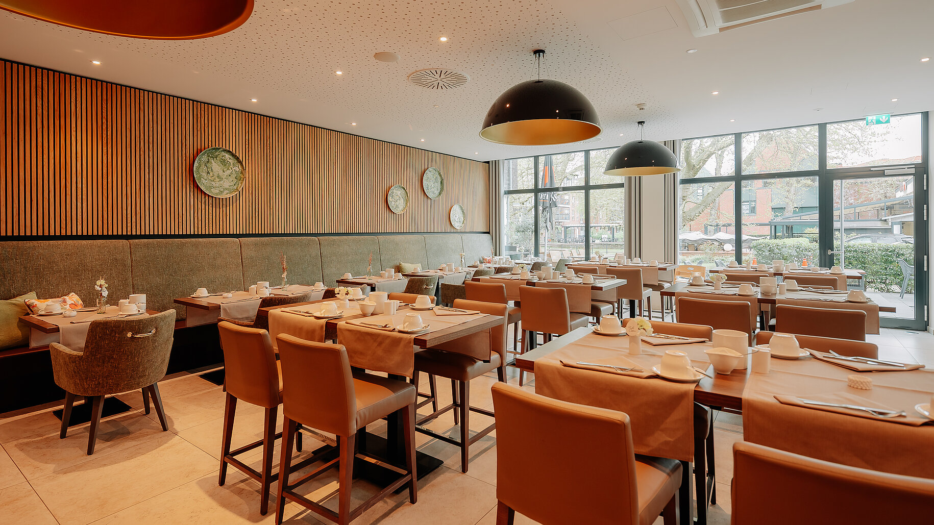 Frühstücksrestaurant im LOOKEN INN Lingen Modern eingerichteter Frühstücksraum mit großen Fensterfronten im LOOKEN INN Lingen