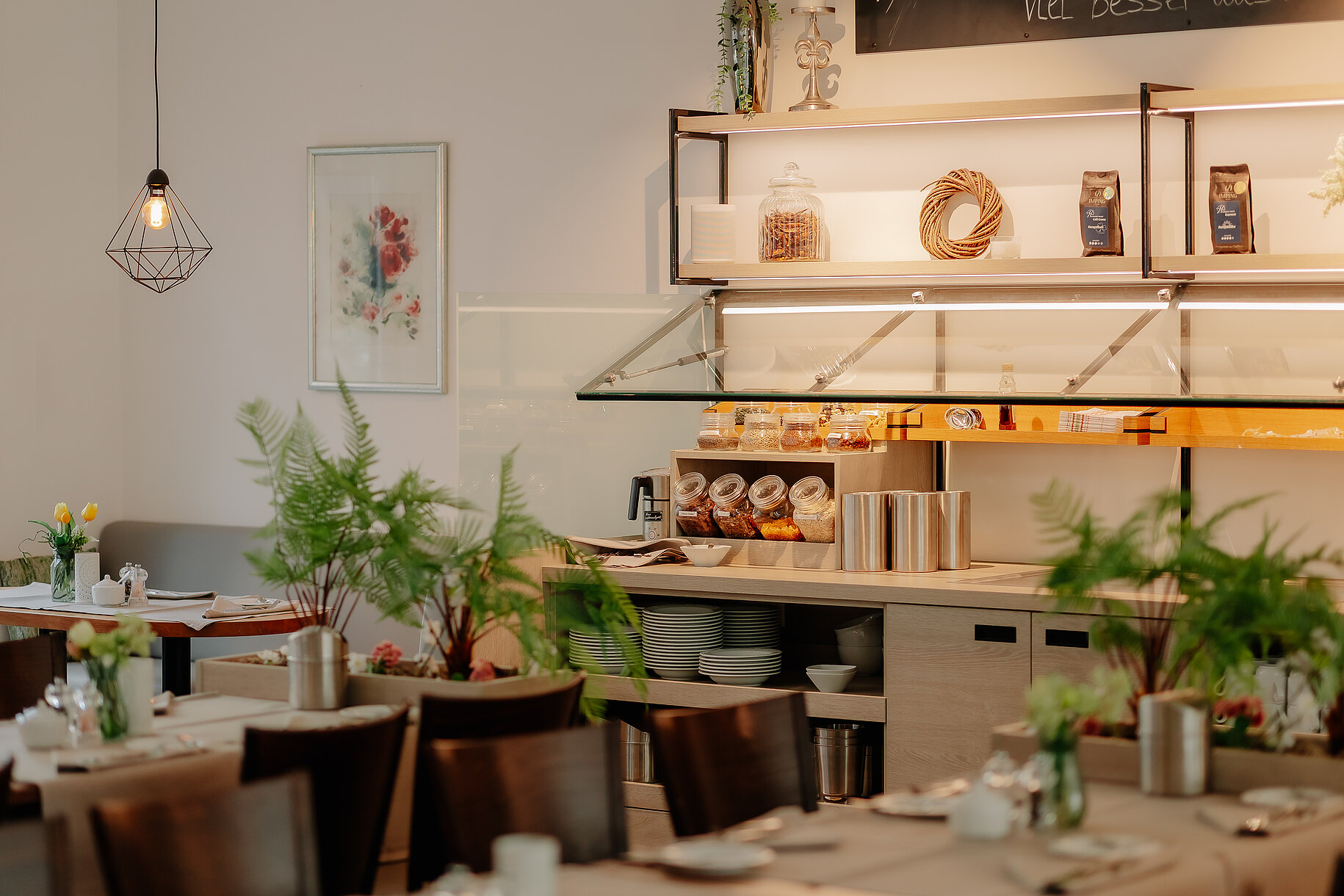 Frühstücksbuffet Inside Hotel Nordhorn Detailaufnahme des liebevoll gestalteten Frühstücksbuffets mit Müsligläsern, Aufstrichen und Pflanzen