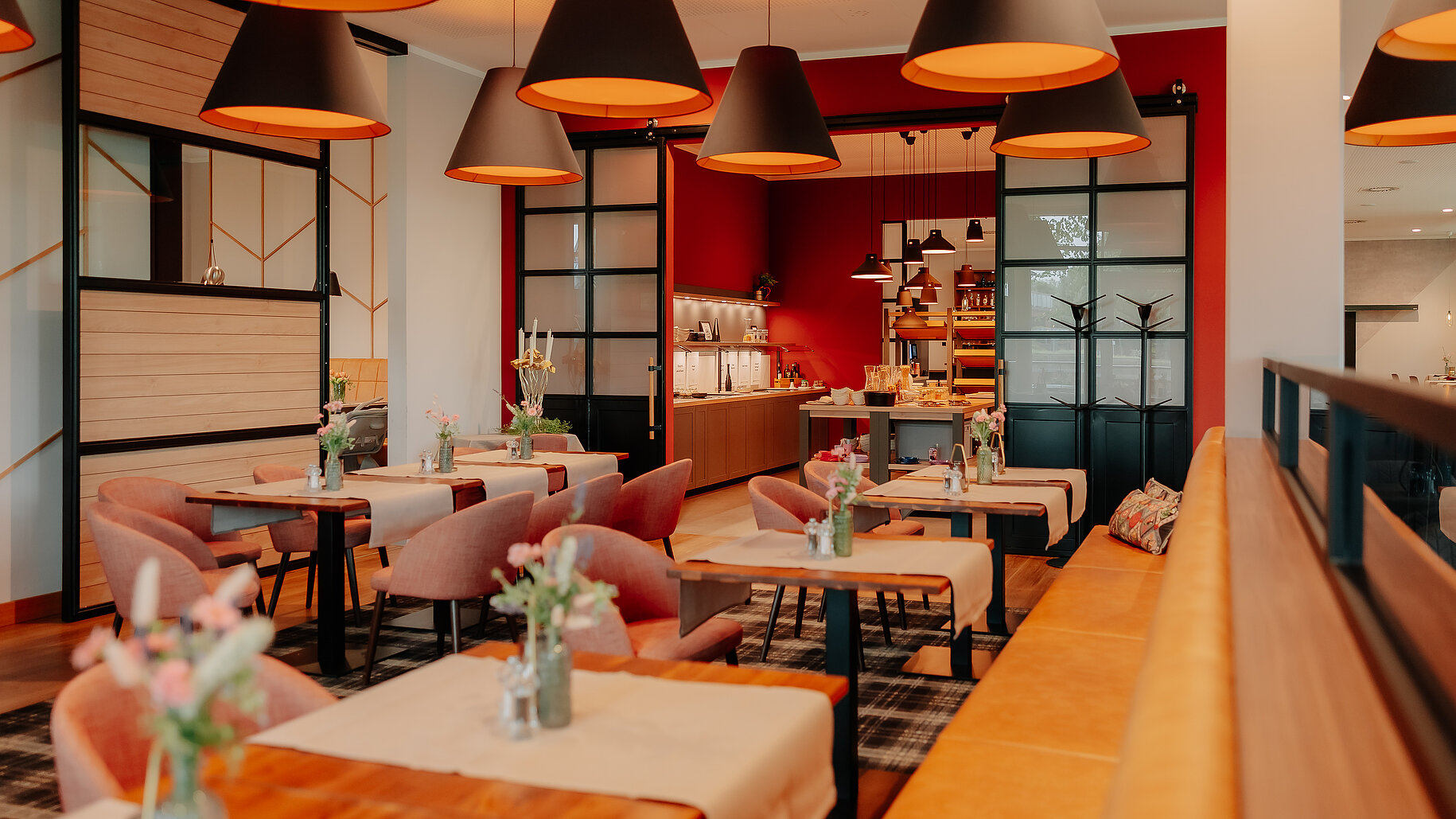 Frühstücksraum mit Buffet im Hintergrund Restaurant im VIA PLAZA Meppen mit Blick auf den Buffetbereich für das Frühstück