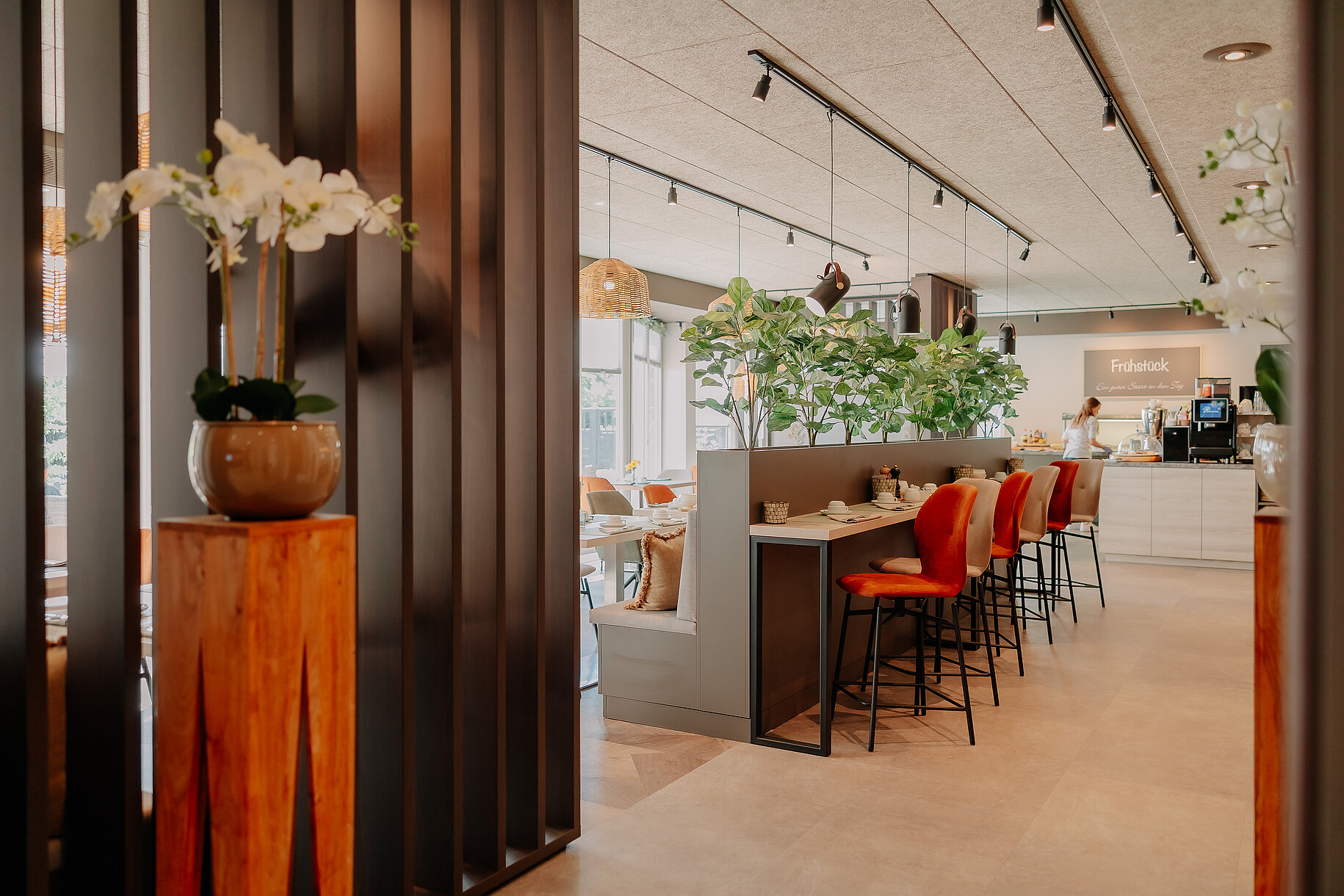 Frühstücksraum mit Buffetbereich im Parkhotel Papenburg Frühstücksraum im Parkhotel Papenburg mit Buffetbereich und modernen Sitzgelegenheiten.