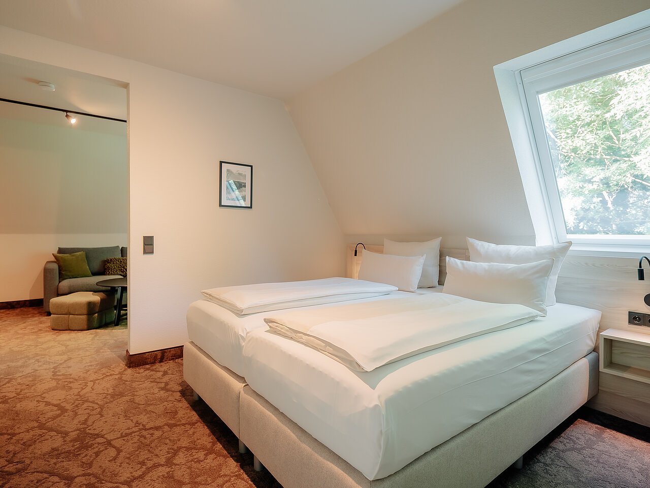 Komfort Zimmer mit Doppelbett im Parkhotel Papenburg Modernes Komfort Zimmer im Parkhotel Papenburg mit Doppelbett, Schreibtisch und hellem Wohnkomfort.