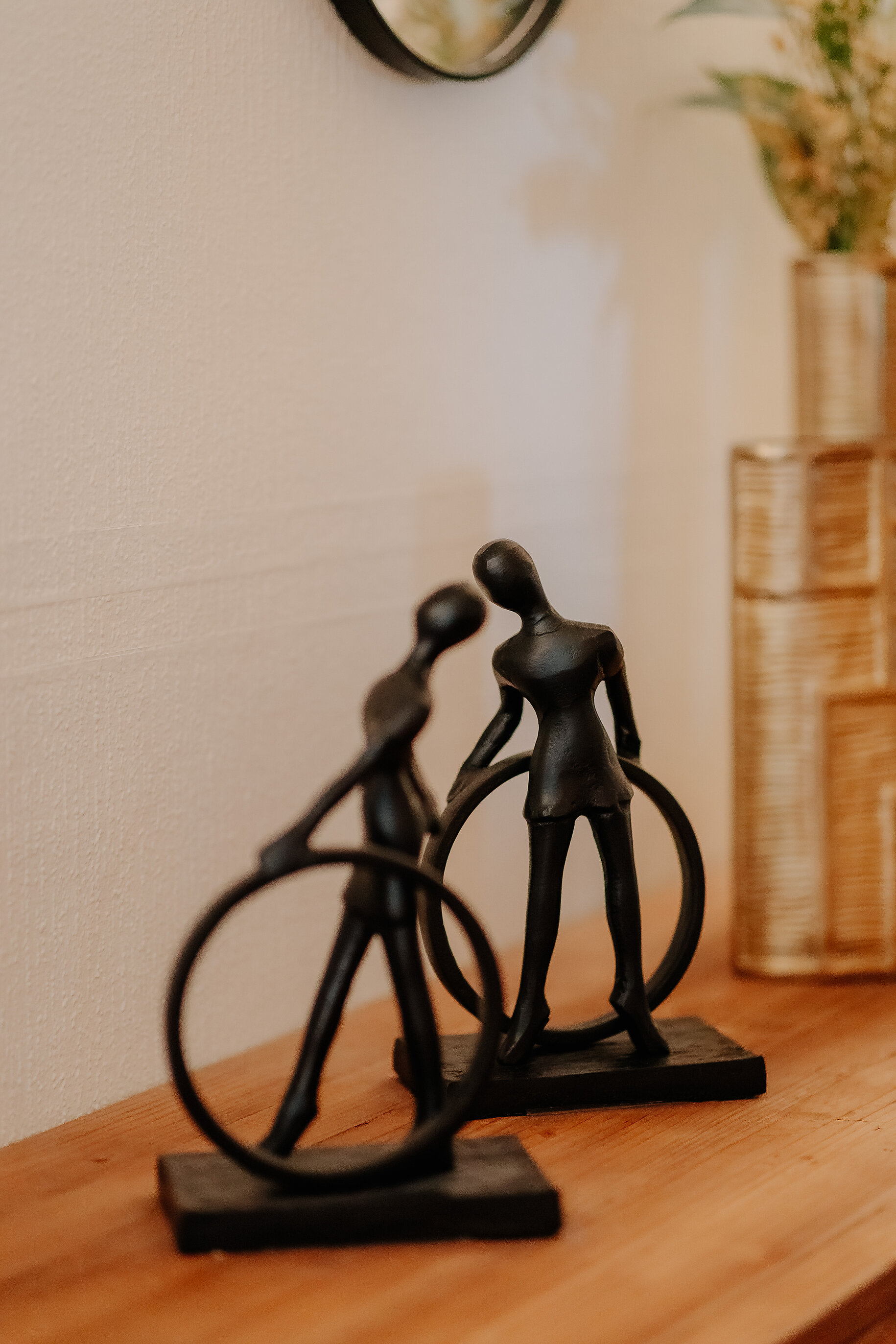 Dekorative Figuren im Parkhotel Lingen Schwarze dekorative Figuren auf einer Holzkommode im Parkhotel Lingen