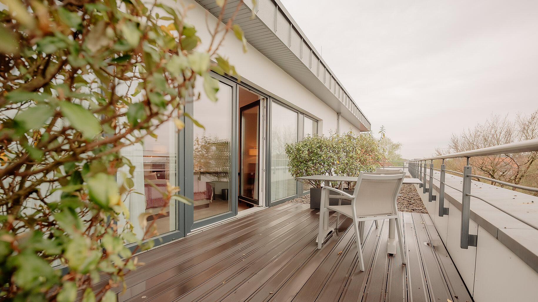 Dachterrasse im LOOKEN INN Lingen Große Dachterrasse mit Sitzgelegenheit vor einem Hotelzimmer im LOOKEN INN Lingen