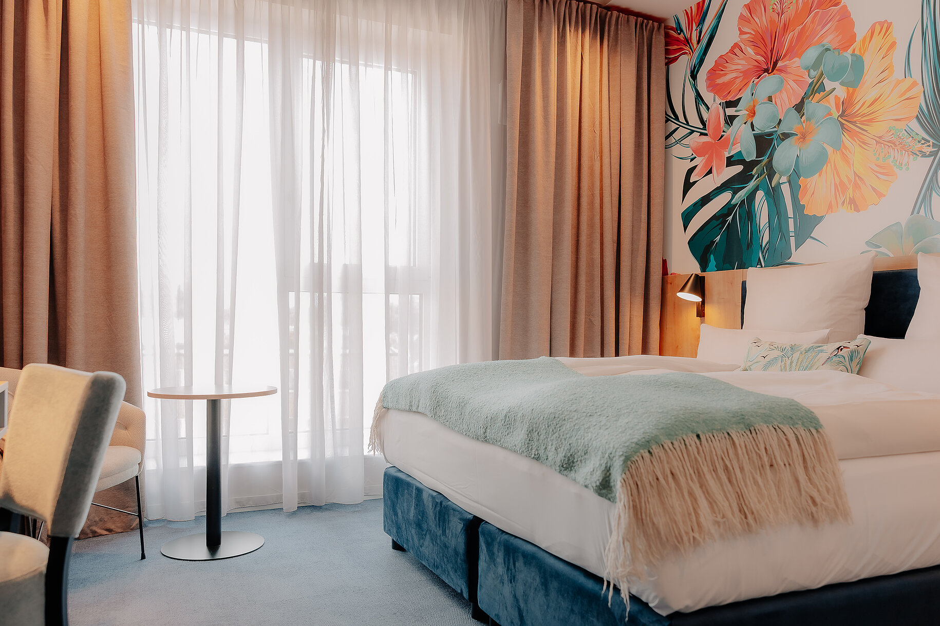 Doppelzimmer Komfort im Stadthotel Borken Doppelzimmer Komfort im Stadthotel Borken by Hackmann mit farbenfrohem Wandmotiv