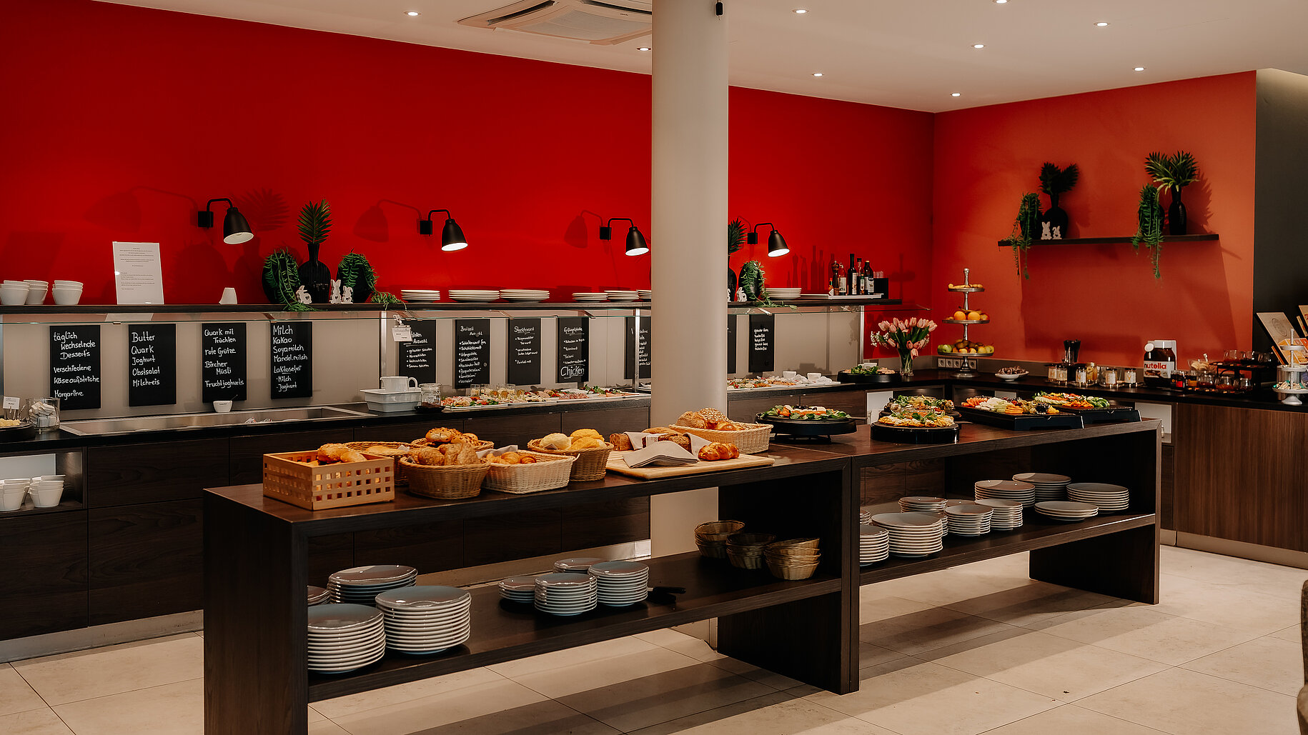 Frühstücksbuffet im LOOKEN INN Lingen Reichhaltiges Frühstücksbuffet mit frischen Backwaren, Aufschnitt und Obst im LOOKEN INN Lingen