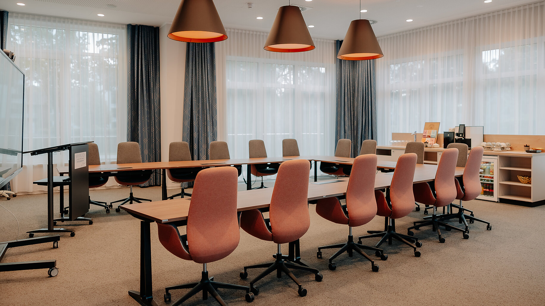 Modern Tagen im VIA PLAZA Meppen | Tagungsraum mit Stil Moderner Tagungsraum mit U-förmiger Bestuhlung, komfortablen Stühlen und großer Fensterfront im VIA PLAZA Meppen.