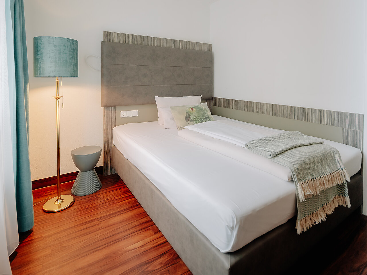 Einzelzimmer Standard im CASCADA Hotel Rheine – Hofblick Einzelzimmer mit Tageslicht und modernem Design im CASCADA Hotel Rheine