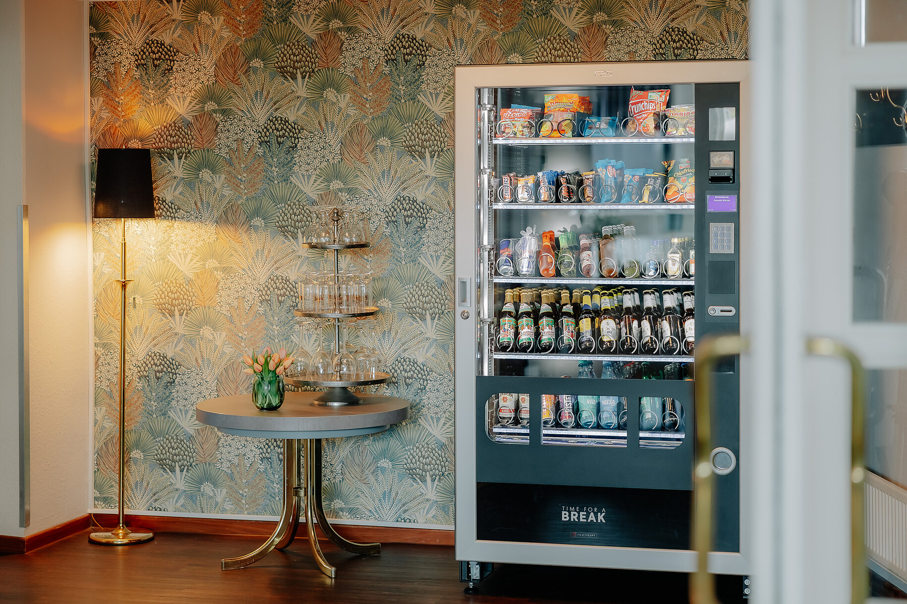 Snack- und Getränkeautomat im CASCADA Hotel Rheine Getränke- und Snackautomat im stilvoll gestalteten Aufenthaltsbereich des CASCADA Hotels in Rheine