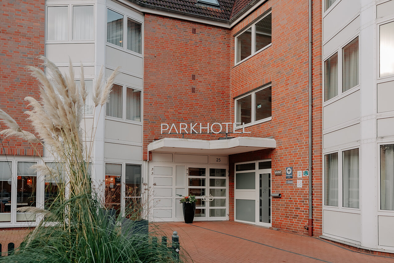 Eingangsbereich Parkhotel Papenburg mit Pflanzen Eingangsbereich des Parkhotels Papenburg mit Pampasgras im Vordergrund