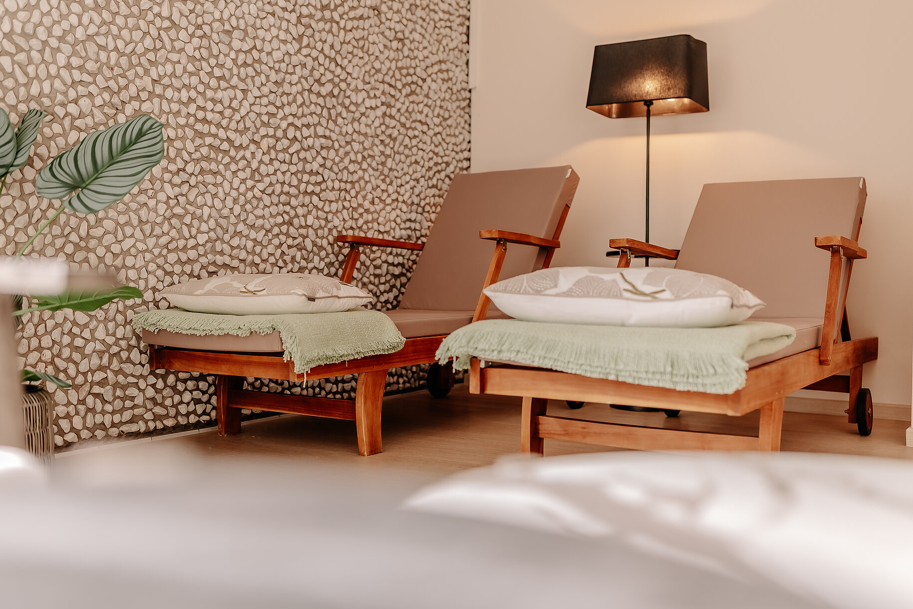 Komfortable Liegen im Wellnessbereich Zwei Liegen mit Kissen und Decken im Wellnessbereich des INSIDE Hotel Nordhorn