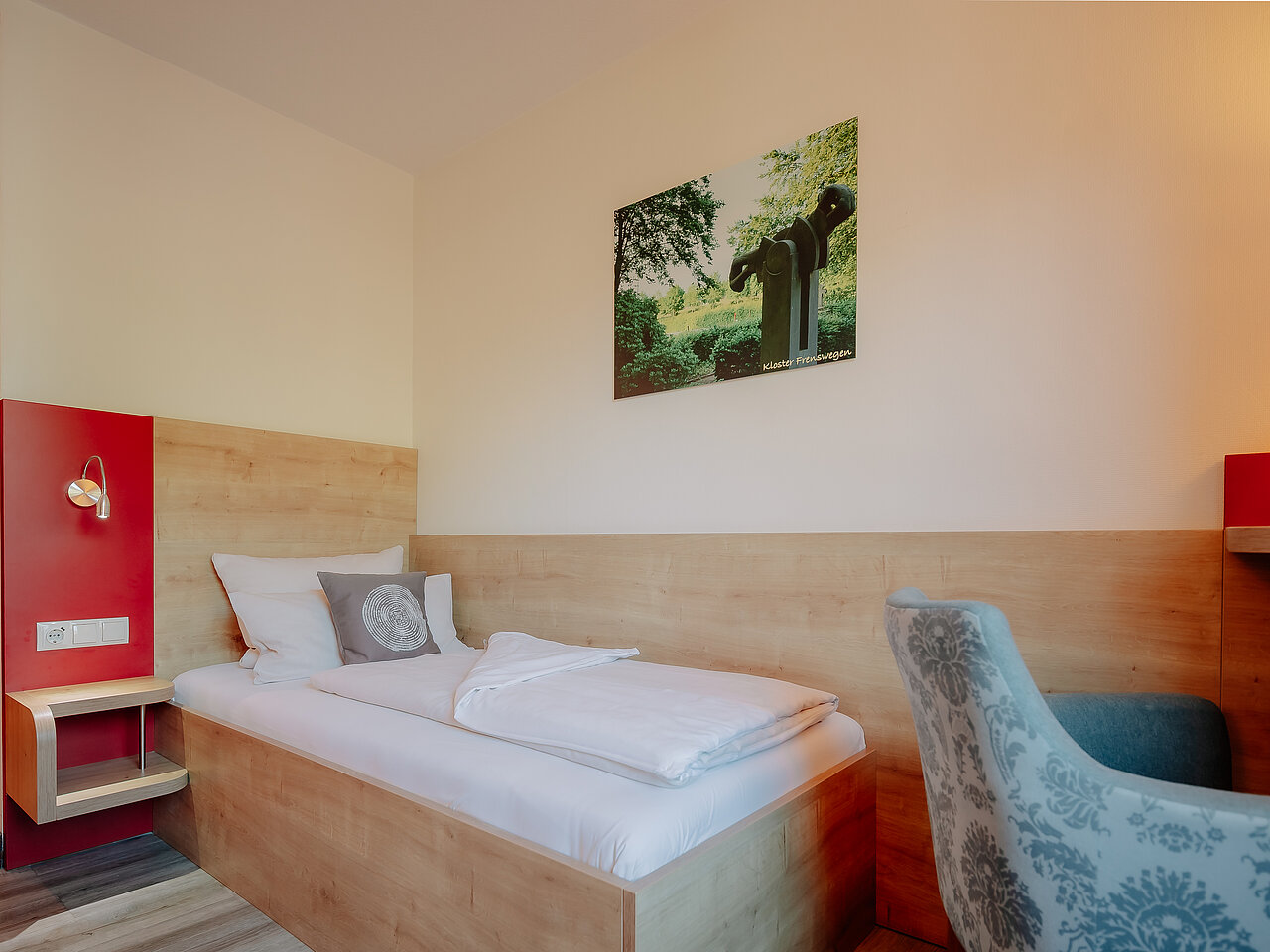 Einzelzimmer im INSIDE Hotel Nordhorn Einzelzimmer mit Schreibtisch und Fotomotiv im INSIDE Hotel Nordhorn