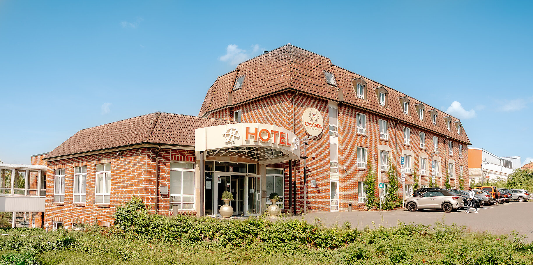 CASCADA Hotel Rheine Außenansicht Außenansicht des CASCADA Hotels in Rheine mit Parkplatz und rotem Klinkerbau