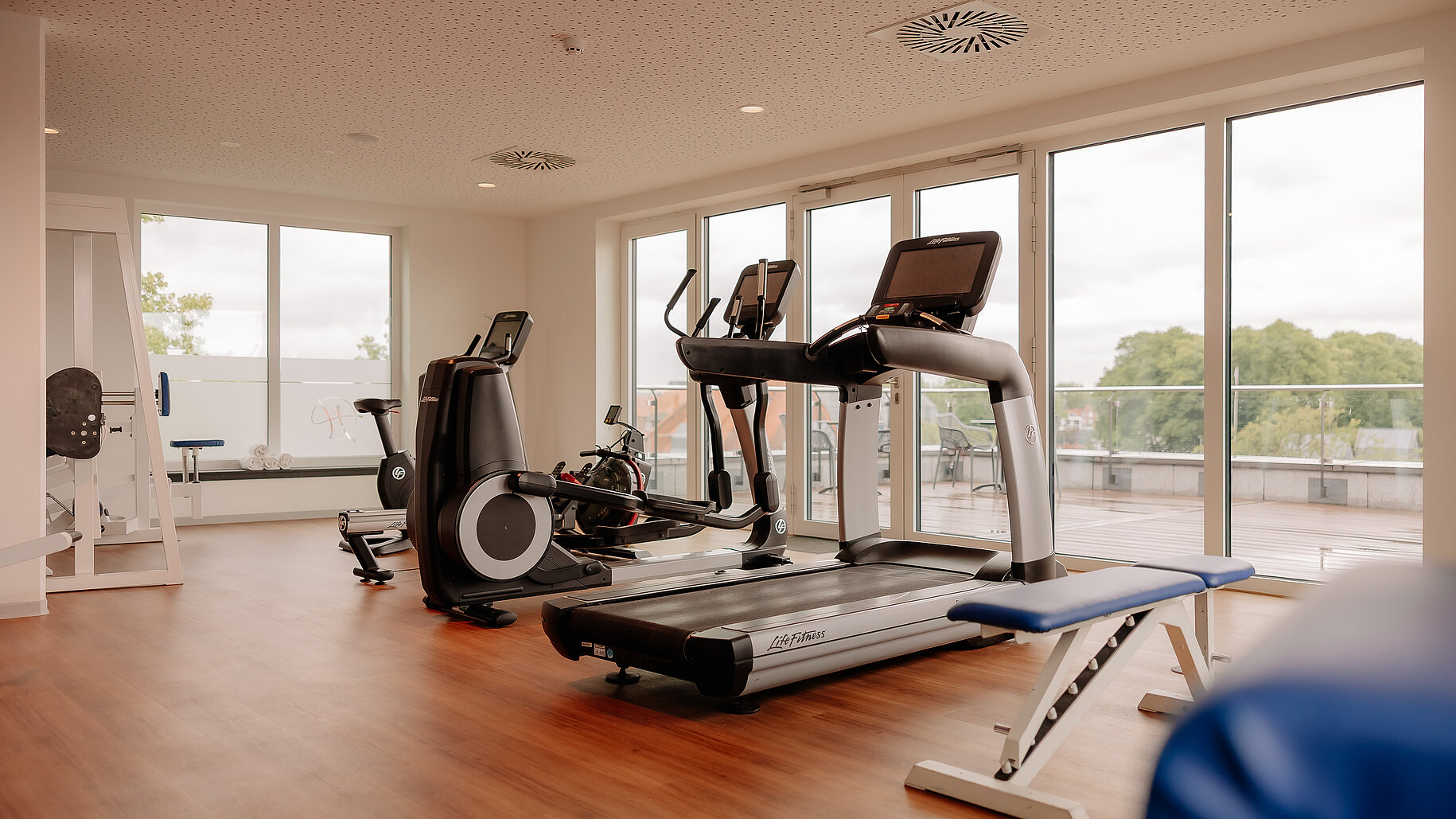 Helles Fitnessstudio im VIA PLAZA Meppen mit Blick auf die Stadt Fitnessraum mit modernen Geräten und Panoramablick