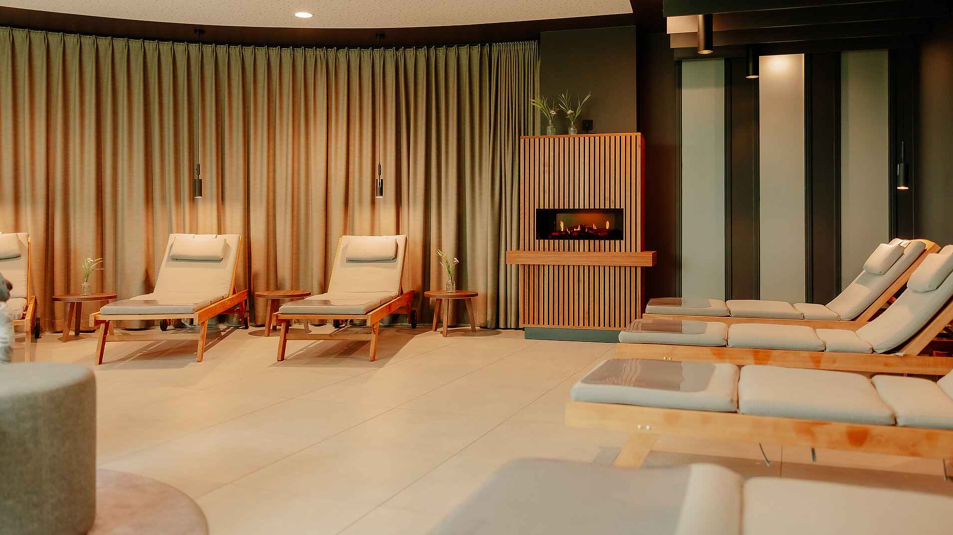 Kamin-Ruheraum im VIA PLAZA Meppen für entspannte Momente Ruheraum mit bequemen Liegen und Kamin im Hintergrund