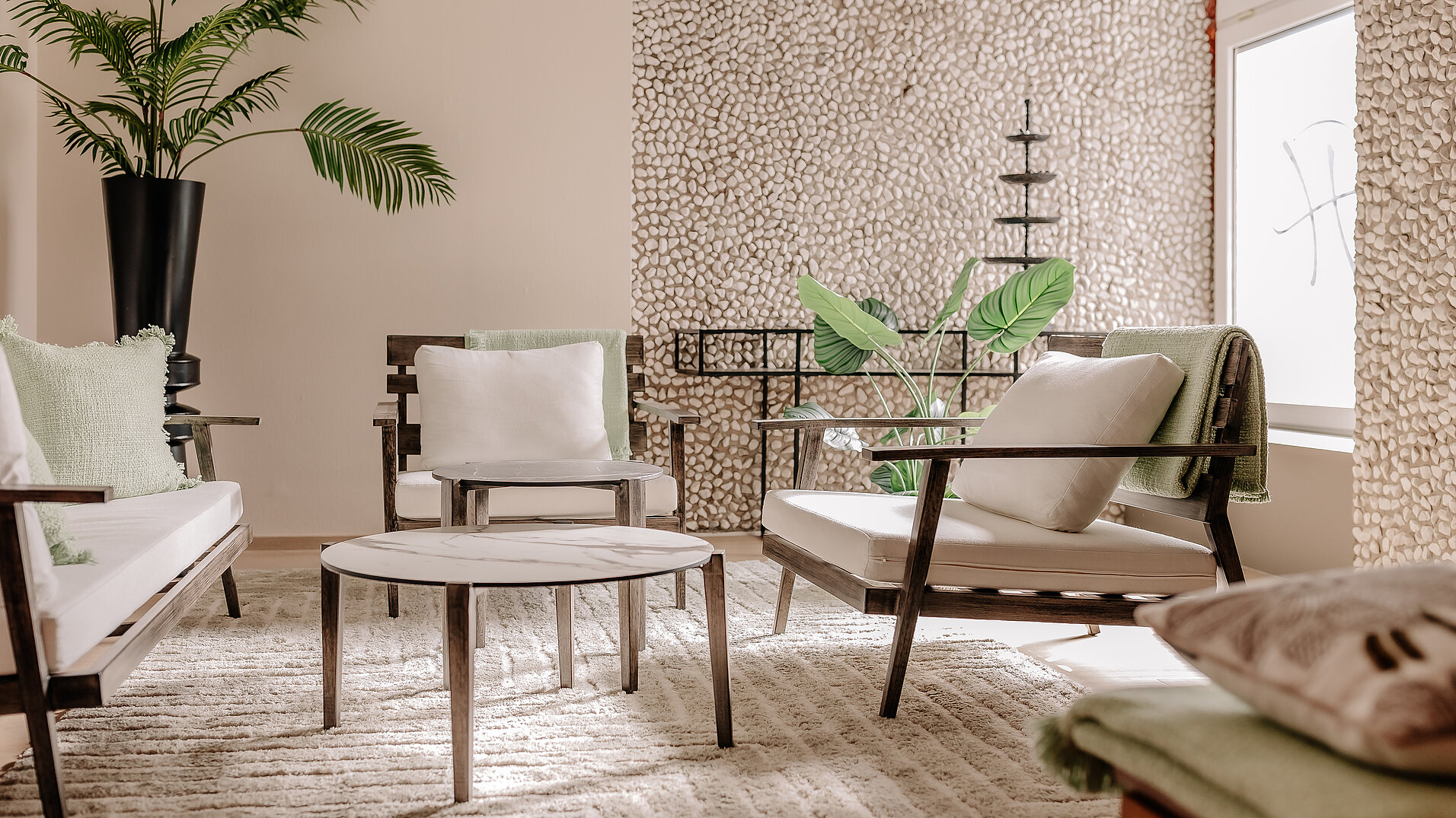 Lounge-Möbel im Ruheraum des INSIDE Hotels Nahaufnahme von Sesseln und Couchtischen im Ruheraum des INSIDE Hotel Nordhorn