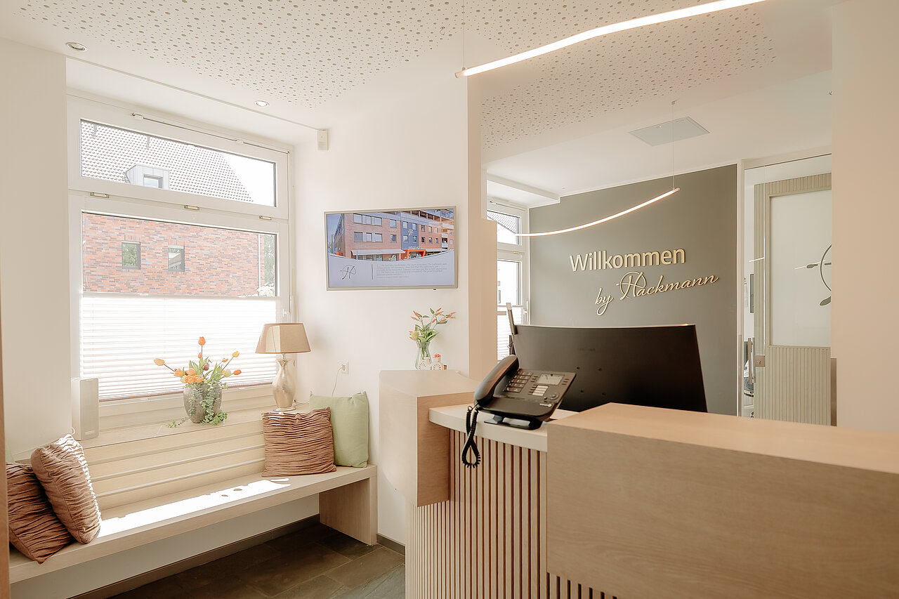 Empfang mit Marken-Schriftzug im INSIDE Hotel Nordhorn Empfangsbereich mit Schriftzug „Willkommen by Hackmann“ im INSIDE Hotel Nordhorn