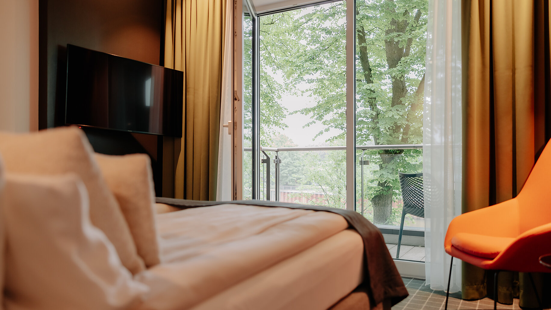Doppelzimmer Premium mit Balkon und Flussblick im VIA PLAZA Hotel Meppen Modern eingerichtetes Doppelzimmer mit Balkon und Blick auf die Ems