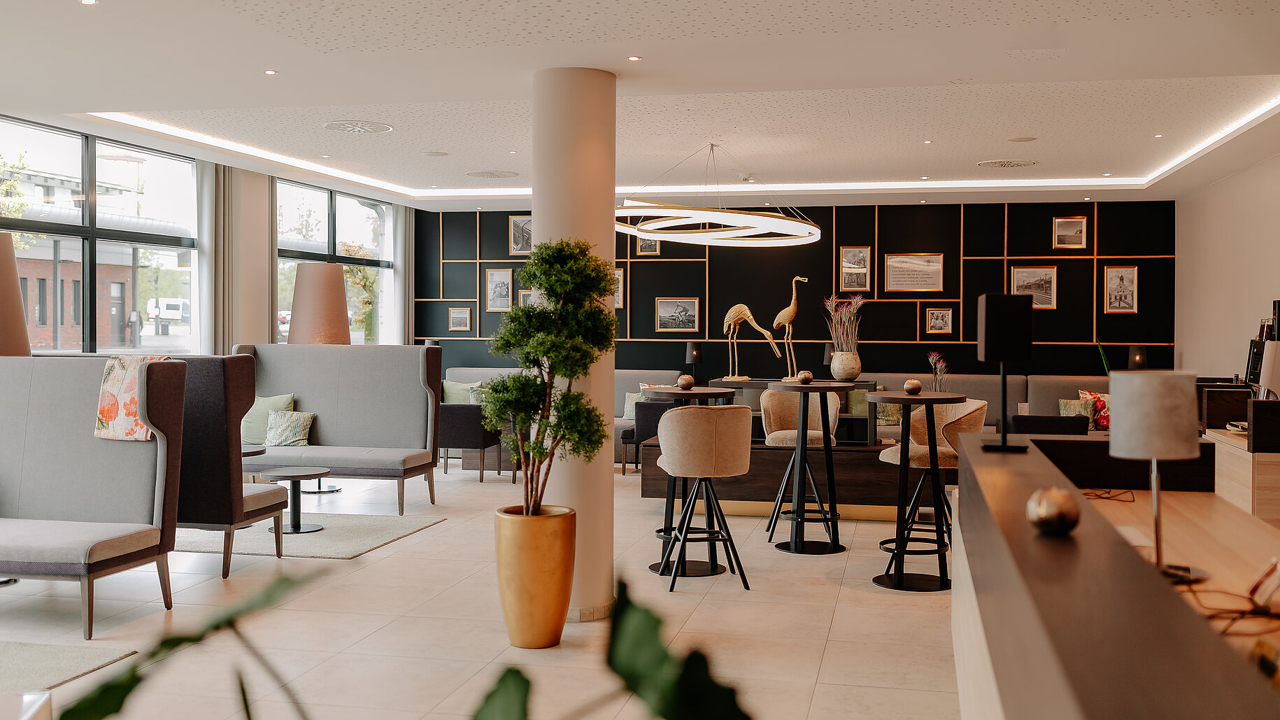 Lobbybereich im LOOKEN INN Lingen Helle, moderne Lobby mit Sitzgruppen und stilvoller Wandgestaltung im LOOKEN INN Lingen