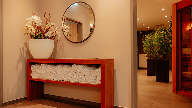 Eingang Wellnessbereich – Stadthotel Borken by Hackmann Eingangsbereich zum Wellnessbereich mit Handtuchstation im Stadthotel Borken by Hackmann