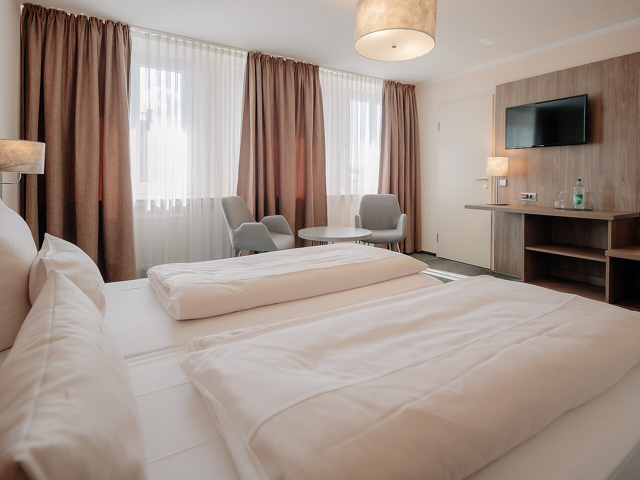 Doppelzimmer im Parkhotel Lingen Helles Doppelzimmer mit Sitzbereich im Parkhotel Lingen