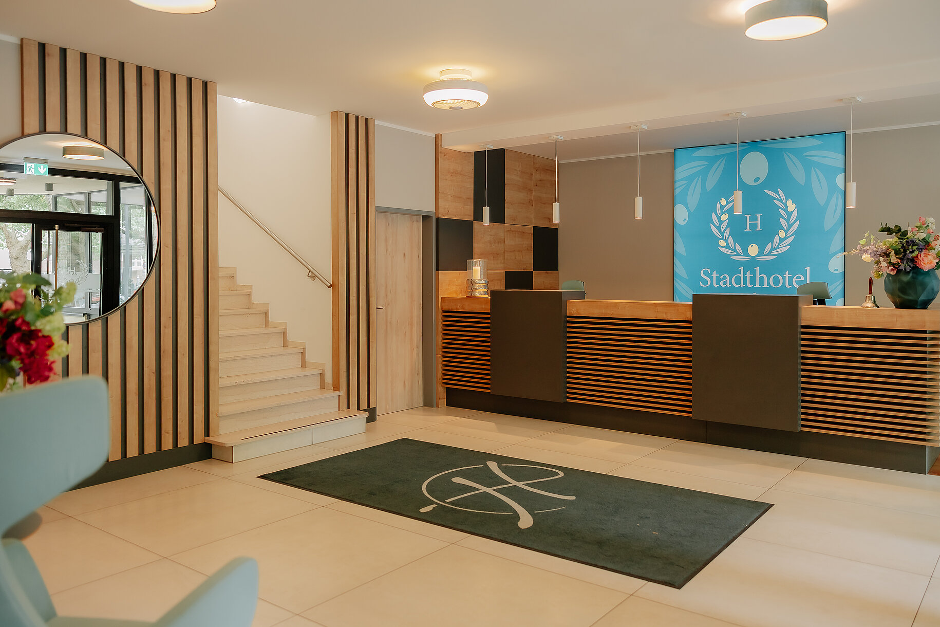 Empfangsbereich im Stadthotel Borken by Hackmann Rezeption im Stadthotel Borken by Hackmann mit modernem Design und Holzelementen