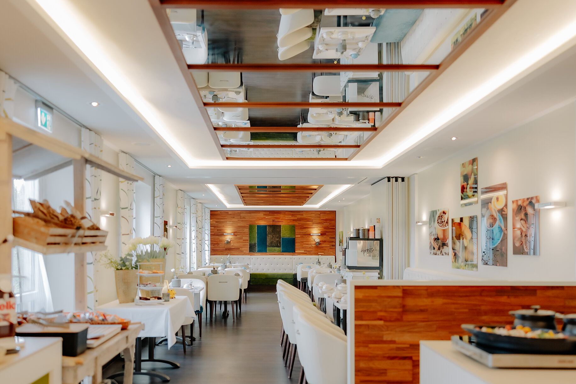 Restaurantbereich im CASCADA Hotel Rheine Helles und stilvoll eingerichtetes Restaurant mit weiß gedeckten Tischen im CASCADA Hotel Rheine