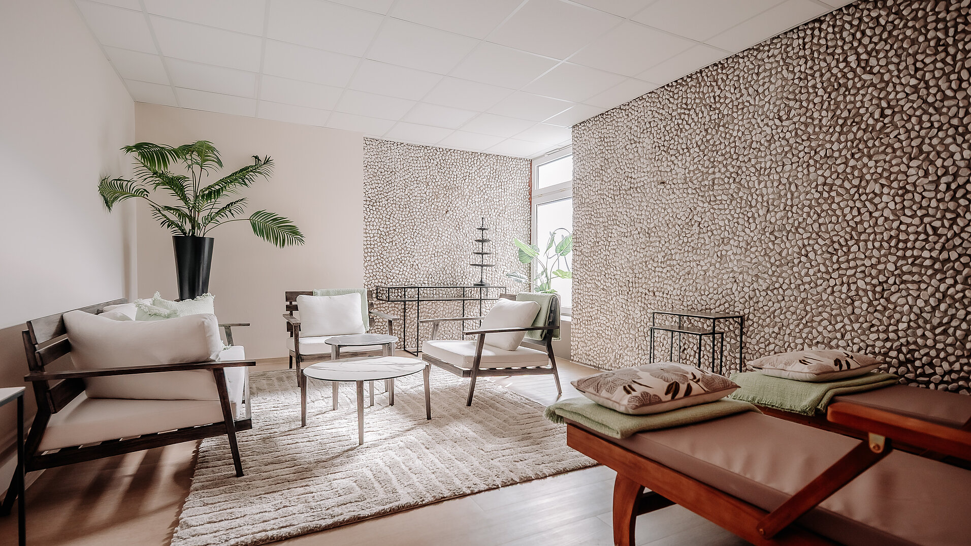 Ruhebereich im Wellnessbereich des INSIDE Hotel Nordhorn Entspannungsbereich mit Lounge-Möbeln im Wellnessbereich des INSIDE Hotel Nordhorn