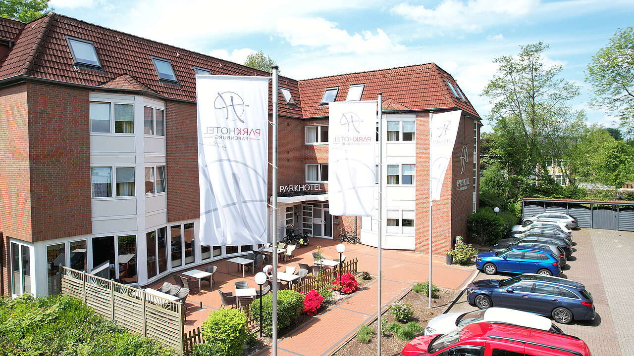 Außenansicht Parkhotel Papenburg mit Terrasse Außenansicht des Parkhotels Papenburg mit Parkplatz und Hotelterrasse