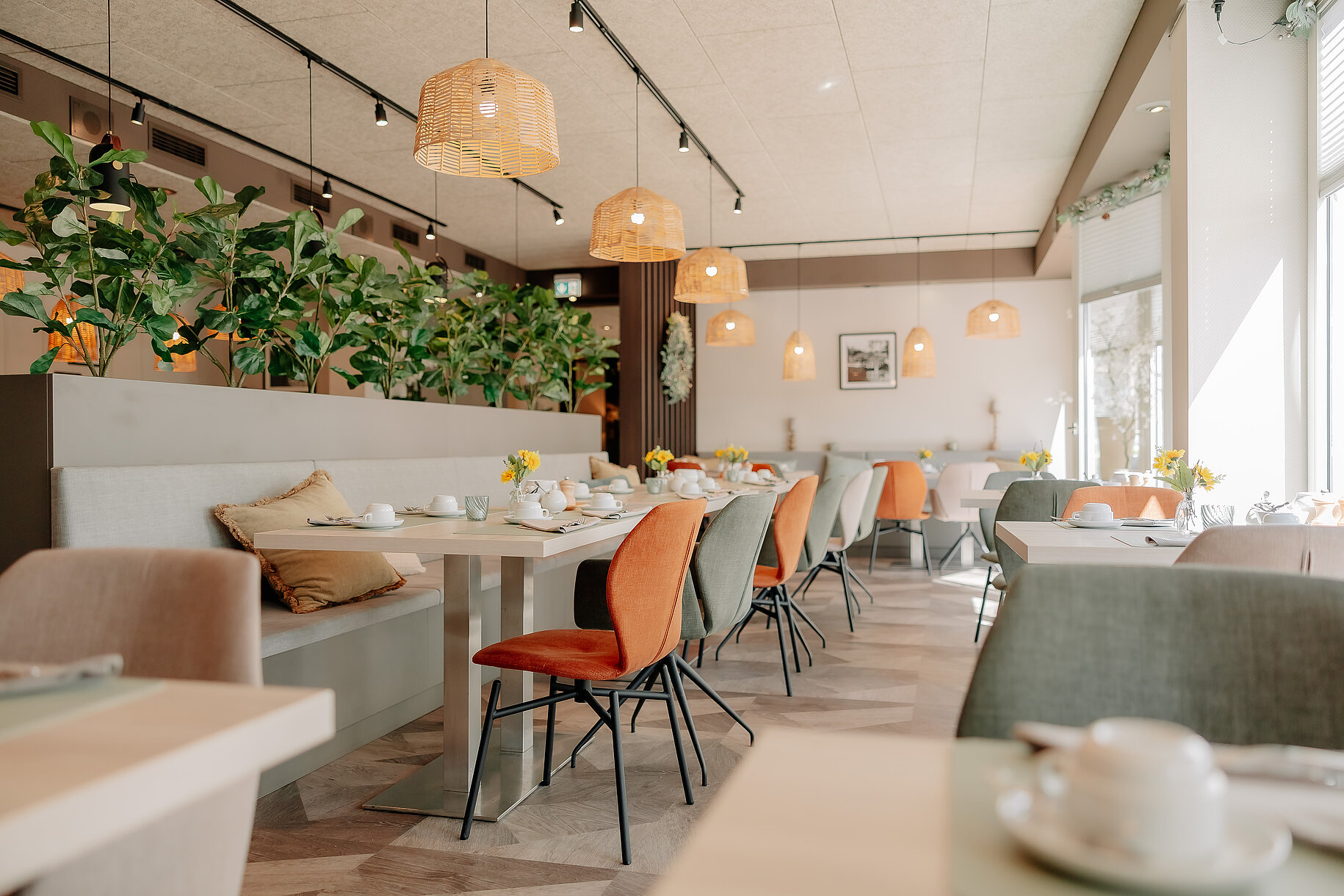 Frühstücksraum im Parkhotel Papenburg Heller Frühstücksraum im Parkhotel Papenburg mit modernen Sitzgelegenheiten und Buffetbereich.