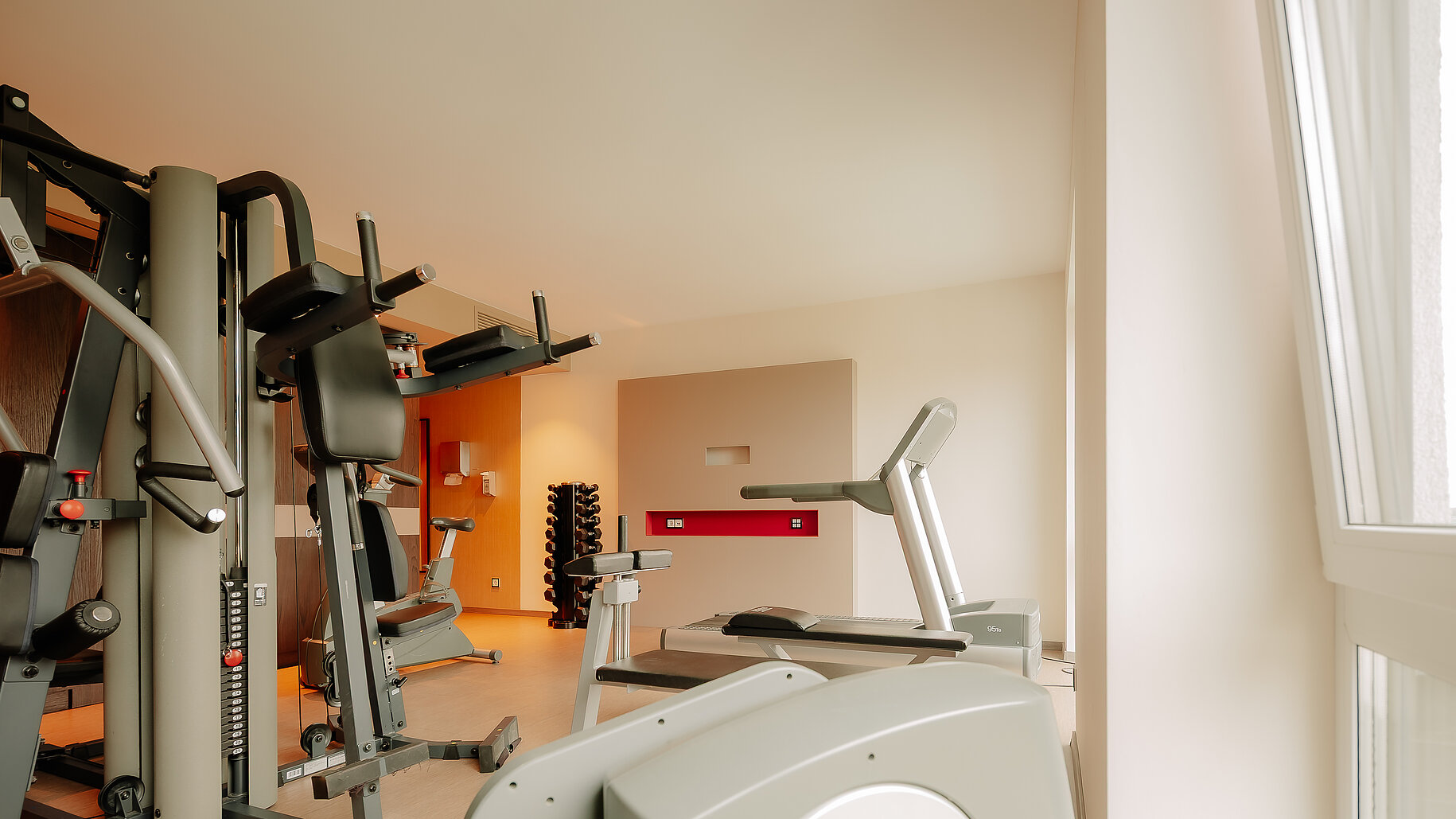 Fitnessstudio im LOOKEN INN Lingen Helles Fitnessstudio mit modernen Trainingsgeräten im LOOKEN INN Lingen