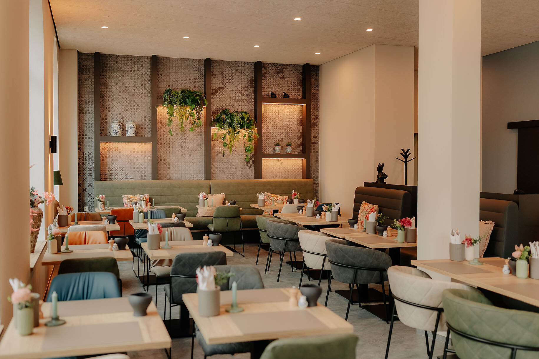 Frühstücksraum im Hotel Stadthöfe Rhede Stilvoll gedeckter Frühstücksraum im Hotel Stadthöfe Rhede mit gemütlichen Sitzbereichen